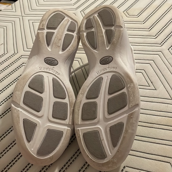 VINTAGE EASY SPIRIT WALKING SHOES 9 WOMEN'S. Gentle use but small tear in photo. - Picture 4 of 8